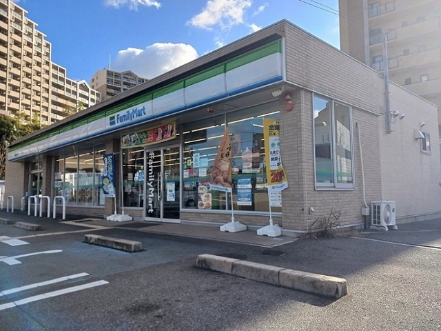 コンビニ　ファミリーマート様（コンビニ）まで1100m