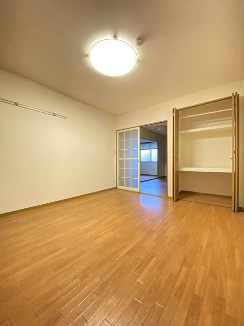 その他部屋・スペース　開放的な寝室です