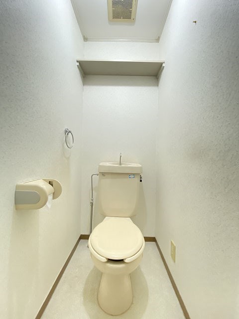 トイレ　落ち着いた色調のトイレです