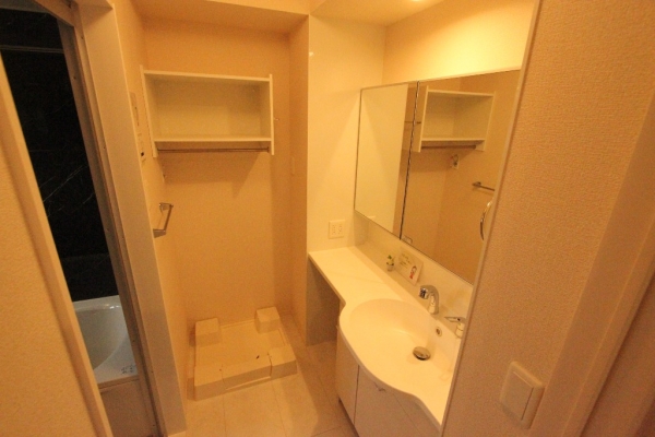 洗面設備　独立洗面台で朝の準備も快適です♪