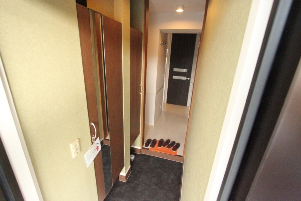 玄関　玄関を入るとホールがあります