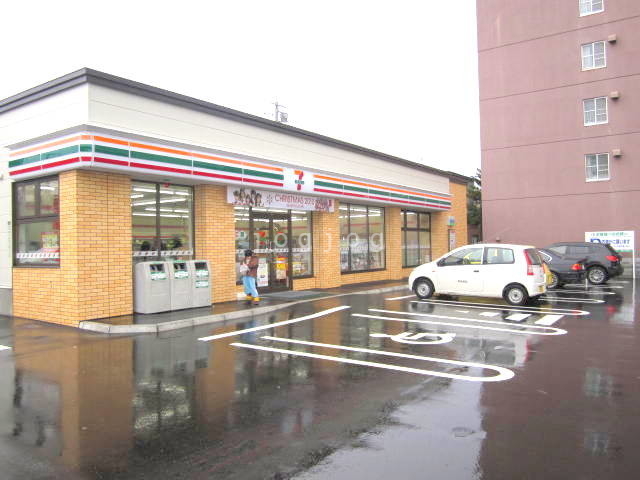 コンビニ　セブンイレブン札幌平岸3条店（コンビニ）まで599m