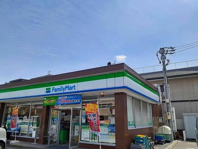 コンビニ　ファミリーマート（コンビニ）まで120m