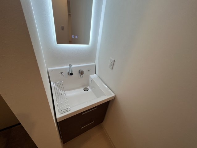 洗面設備　鏡は鏡工房のもので他の物件では見られない洗面台です！