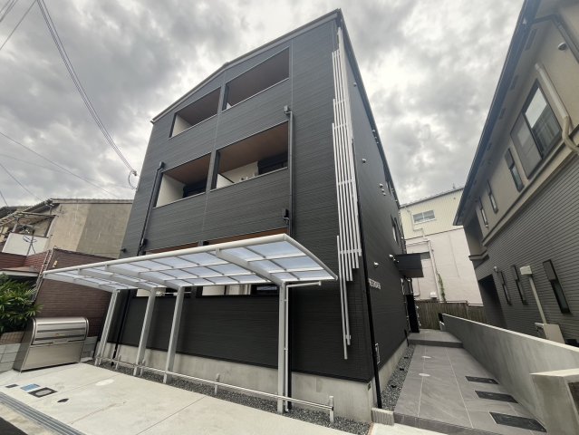 建物外観　落ち着いた外観で屋根付きの駐輪場です！