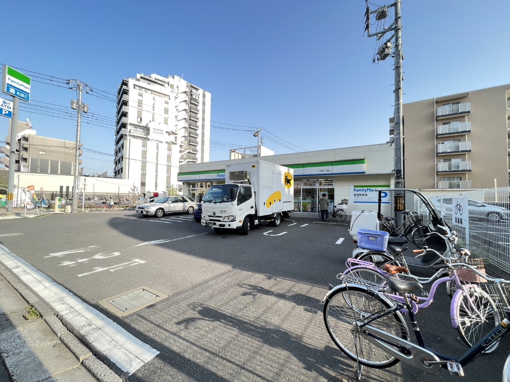 コンビニ　ファミリーマート 小菅四丁目店（コンビニ）まで418m