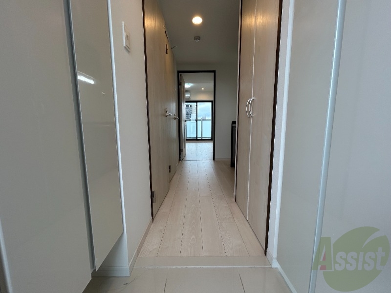 玄関　白っぽい内装が映えてお洒落な印象ですね。