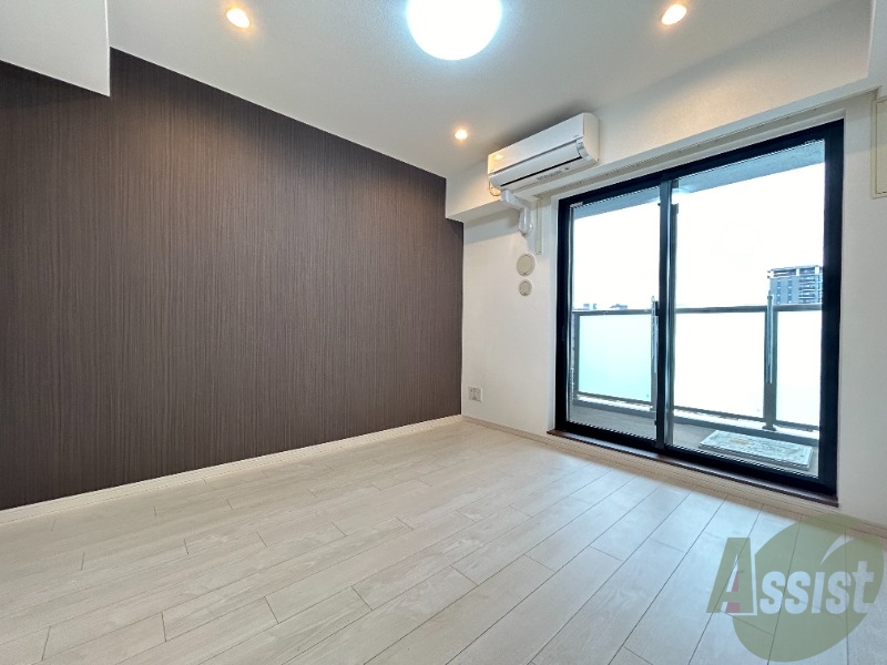 居室・リビング　７．２帖の洋室があります、窓が大きく光が差し込みますね。