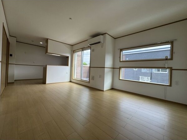 居室・リビング　同建物、別号室の写真です。