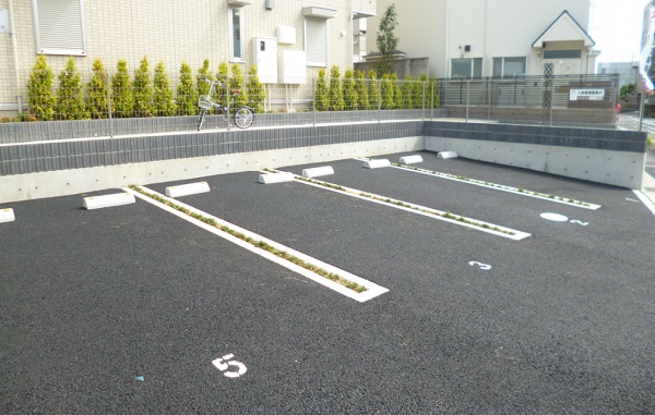 駐車場　駐車場は４台しか御座いませんので、お早めにお問合せ下さいませ