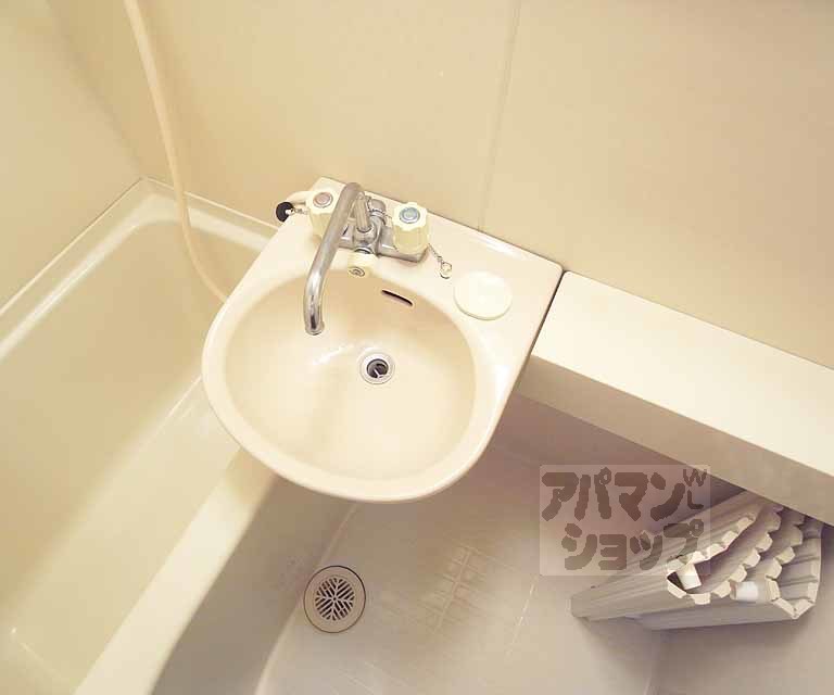 その他設備　洗面台周りに物を置くスペースがあり便利！