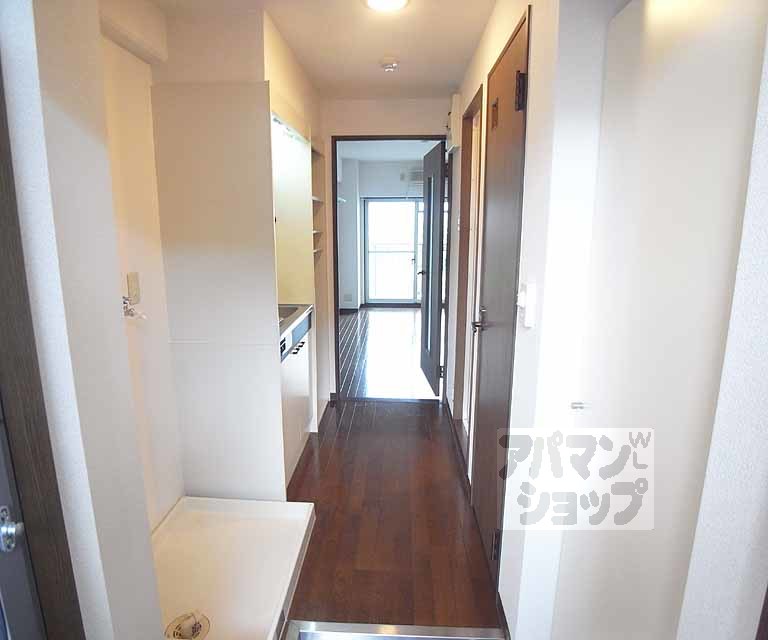 その他部屋・スペース　玄関から室内を見ると…