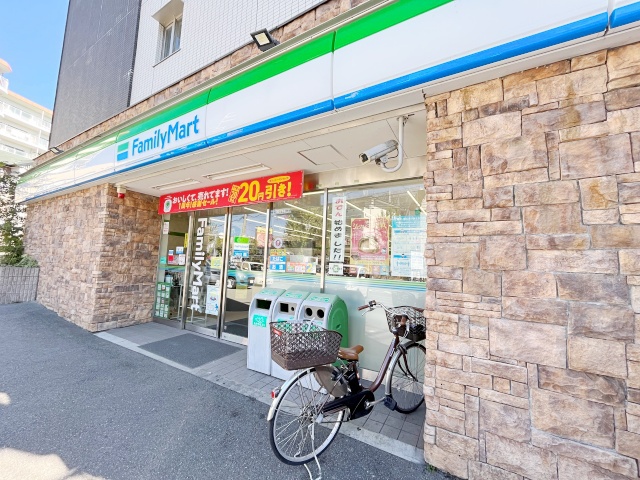 コンビニ　ファミリーマート（コンビニ）まで568m