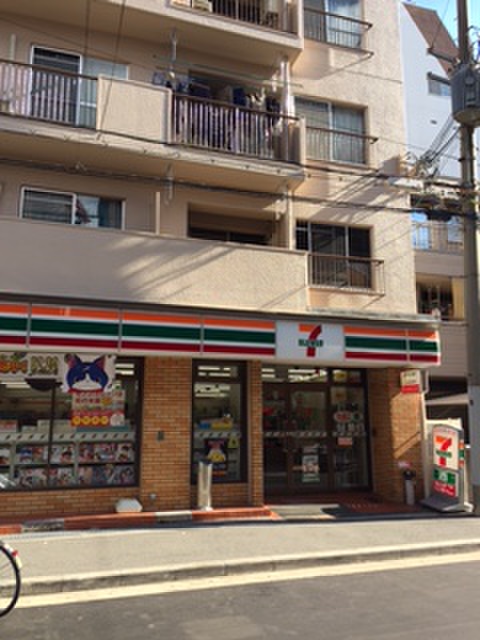 コンビニ　セブン（コンビニ）まで162m