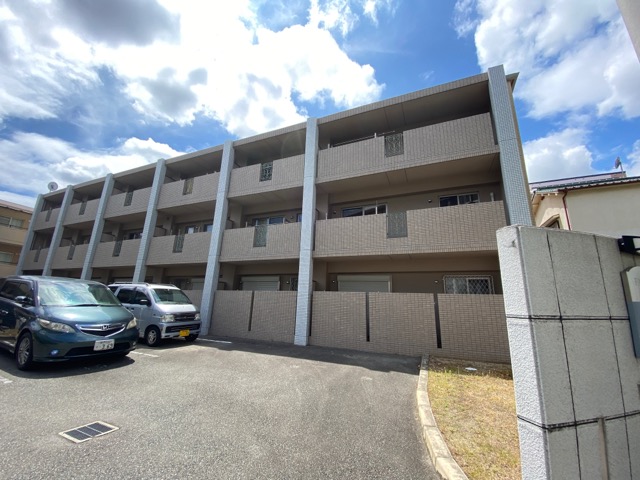 建物外観　安心のオートロック付き♪