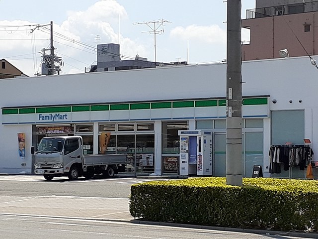 コンビニ　ファミリーマート様（コンビニ）まで227m