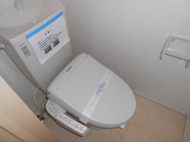 トイレ　温水洗浄便座完備・小物収納棚有り