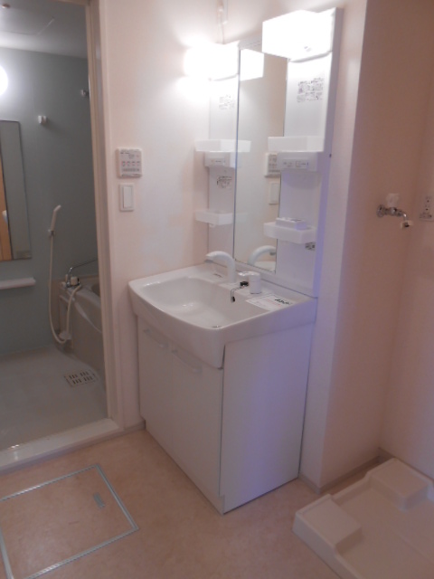 洗面設備　シャワー付洗面化粧台・屋内洗濯機置場完備