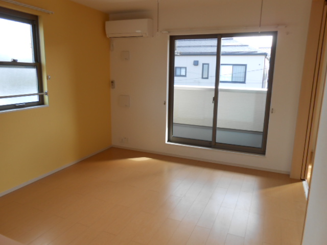 居室・リビング　南面リビング（エアコン完備）・東面に換気採光窓有り