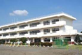 小学校　岡部西小学校（小学校）まで550m