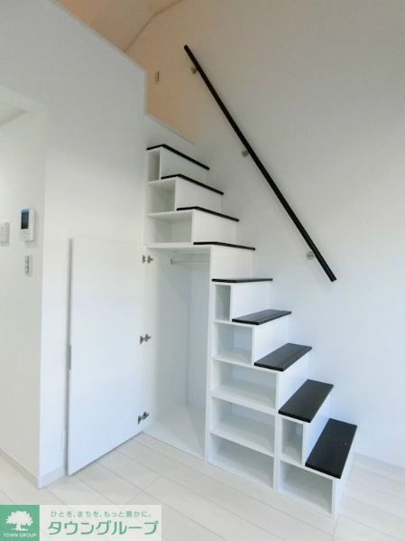 収納　ロフトへは階段で楽々上り下り♪側面はクローゼット＆棚になっ…