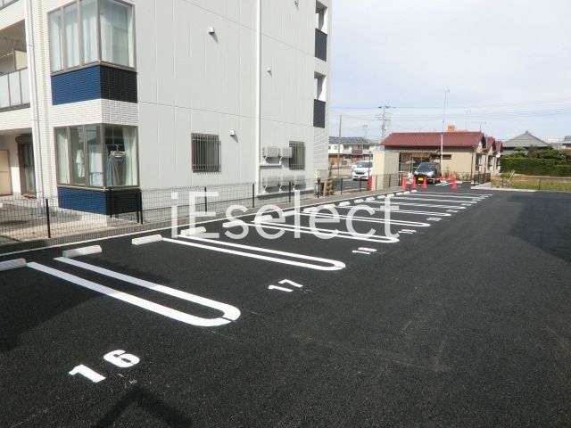 駐車場　敷地内に駐車場完備です