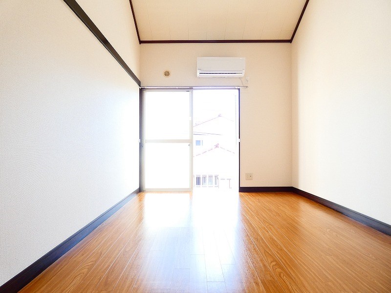 居室・リビング　別号室写真使用