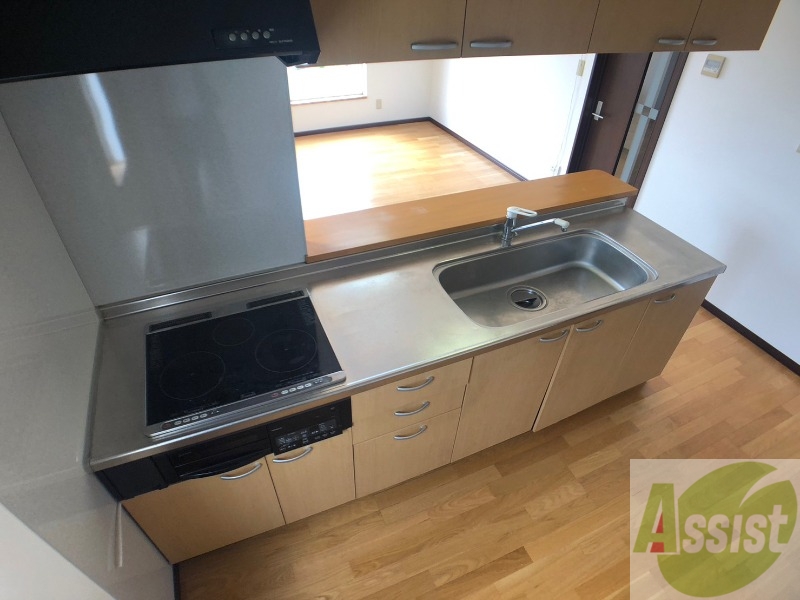 キッチン　システムキッチン完備で３口ついているので料理もできます！