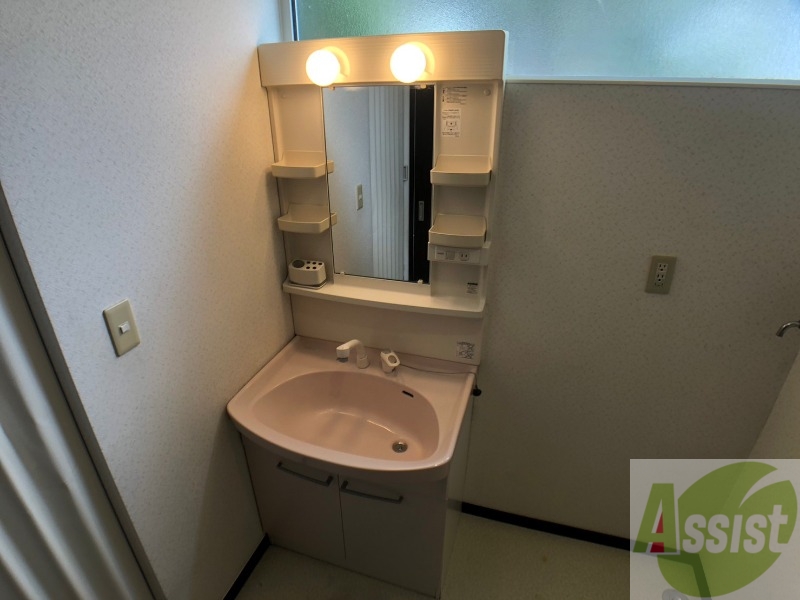 洗面設備　シャンプードレッサー。身支度はここでばっちりですね。