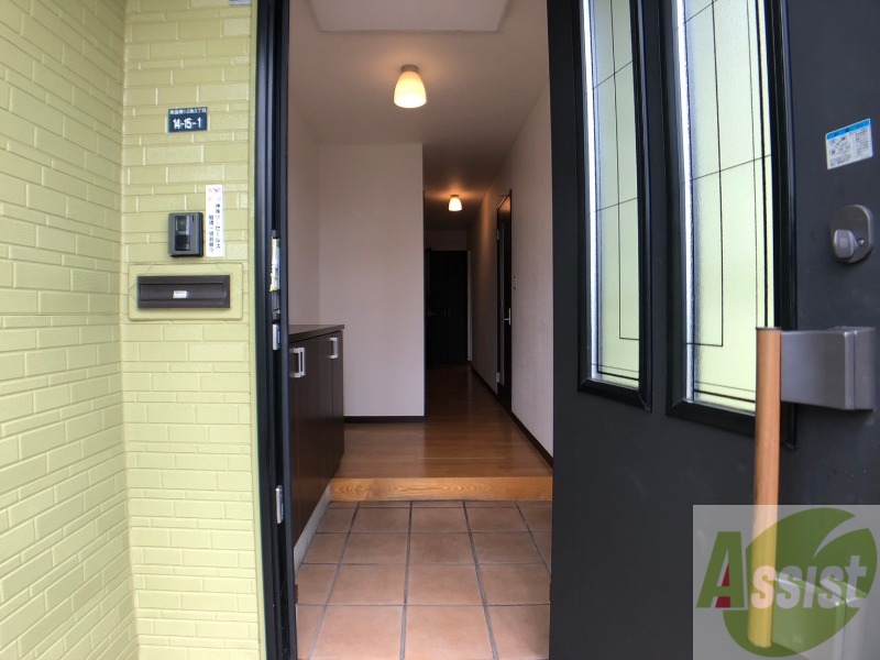 玄関　玄関の様子です。明るい印象ですね。気分もあがりそう。