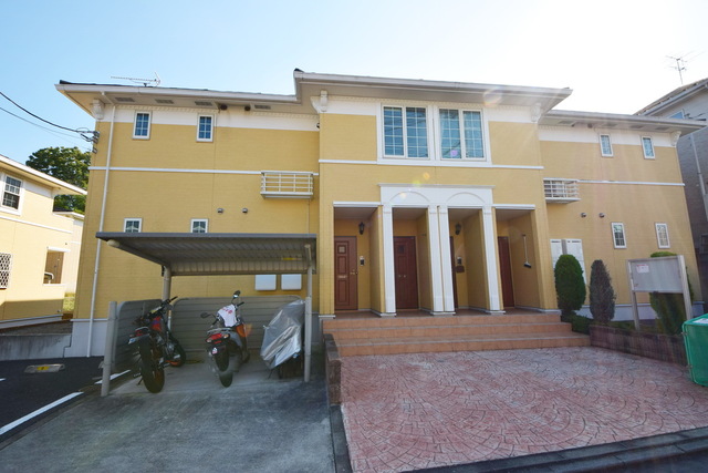 建物外観　★コンビニやスーパーも近くて便利な立地★