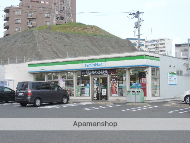 コンビニ　ファミリーマート八幡力丸店（コンビニ）まで555m