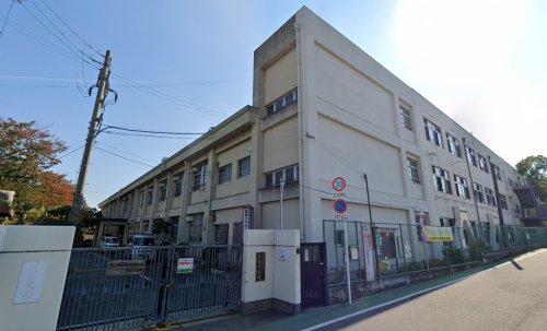 小学校　羽曳野市立高鷲小学校（小学校）まで1877m