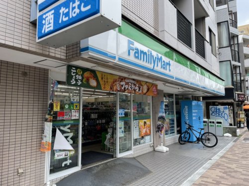 コンビニ　ファミリーマート 上馬交差点前店（コンビニ）まで81m