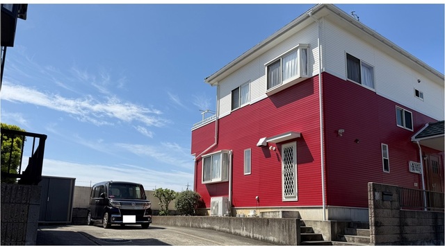 建物外観　駐車場は縦列で普通車含め最大４台駐車可能！