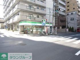 コンビニ　ファミリーマート（コンビニ）まで300m