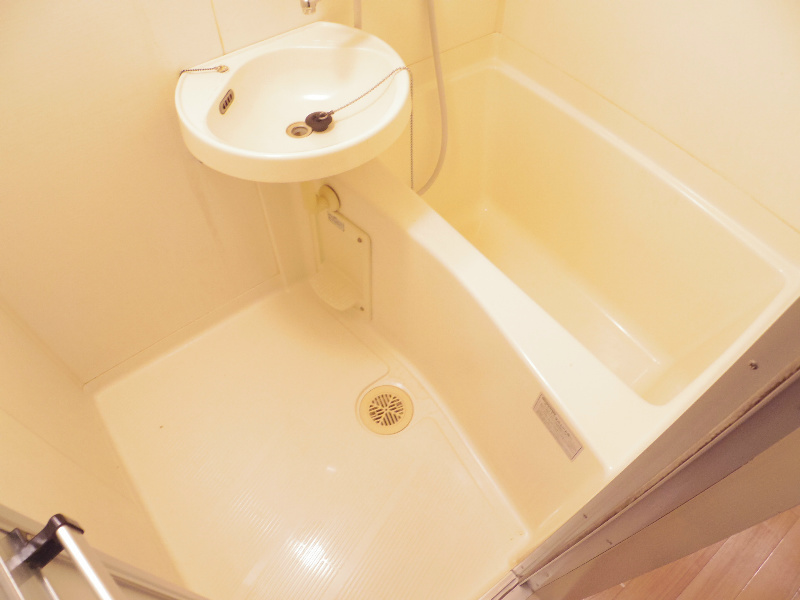 バス・シャワールーム　清潔感のあるお風呂