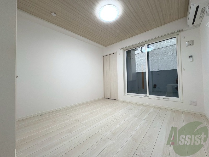 その他部屋・スペース　お部屋が広いのでベッドを置いても狭く感じないです。