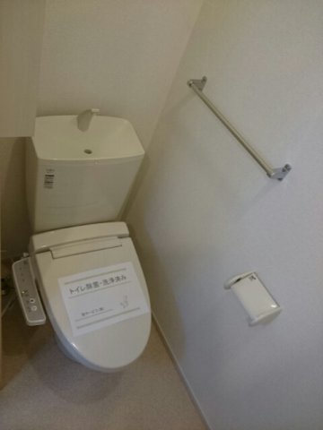 トイレ　落ち着いた色調のトイレです