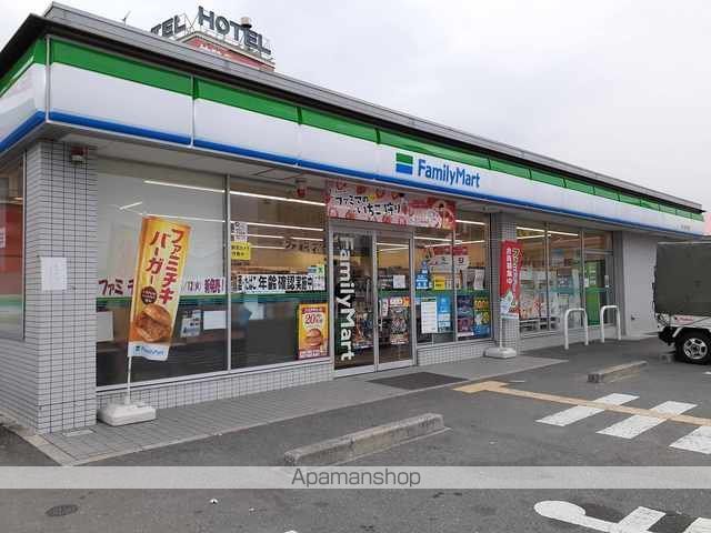 コンビニ　ファミリーマート様（コンビニ）まで491m