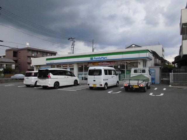 コンビニ　ファミリーマート 江向町三丁目店（コンビニ）まで565m