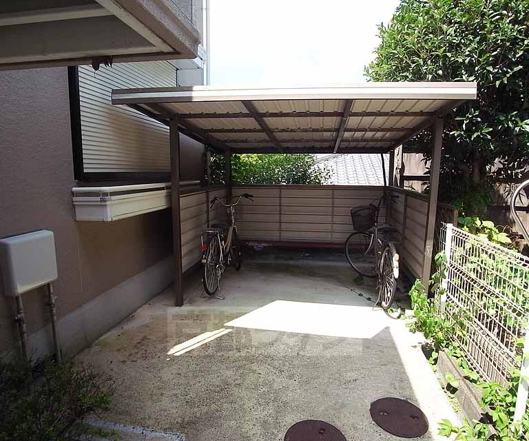 その他共有部分　屋根付きの駐輪場です。