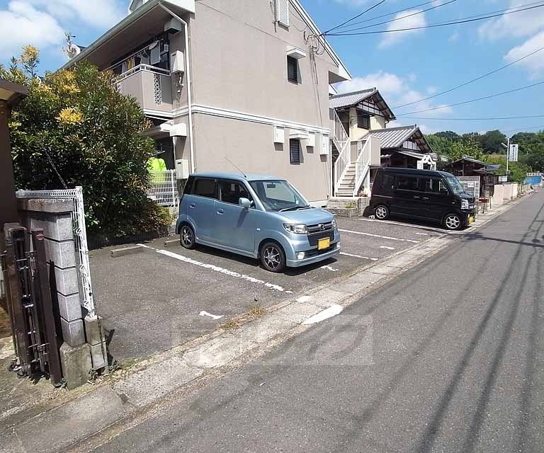 駐車場　目の前が敷地内ガレージとなります。