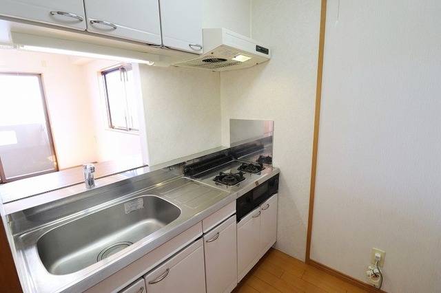キッチン　※同間取り別部屋の写真です。内装の色など異なる場合がございま