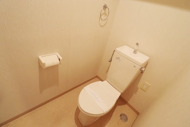 トイレ　※同間取り別部屋の写真です。内装の色など異なる場合がございま