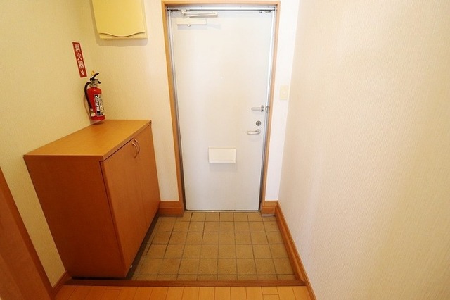 玄関　※同間取り別部屋の写真です。内装の色など異なる場合がございま