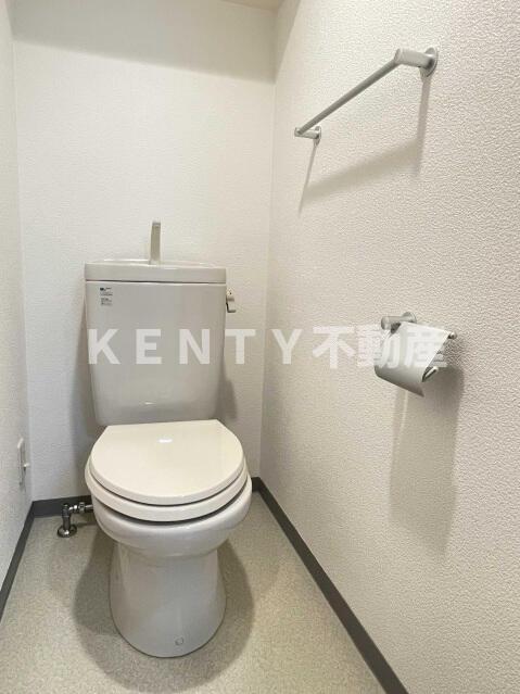 トイレ　落ち着いた色調のトイレです