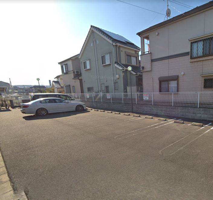 駐車場　駐車場に車を止められます