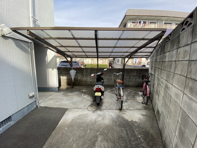 その他共有部分　屋根付き駐輪場あります♪