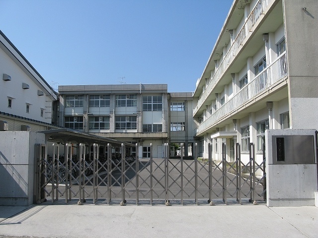 中学校　高知市立愛宕中学校（中学校）まで2014m